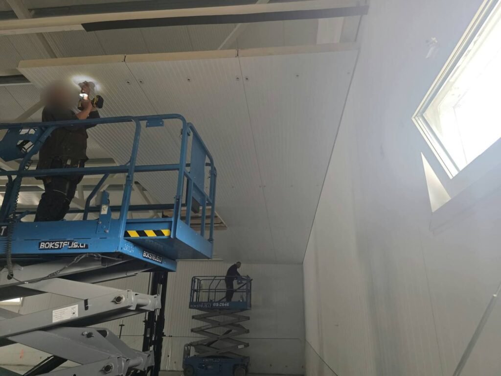 Lubų sandwich plokščių montavimas iš žirklinių keltuvų – KES Statyba